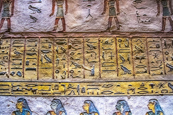 Antiguas cámaras funerarias para faraones con jeroglíficos en el valle de los reyes, Luxor, Egipto
.  - Foto, imagen