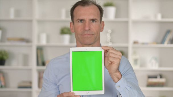 Middle Age Businessman holding Tablet with Chroma Key Screen - Zdjęcie, obraz
