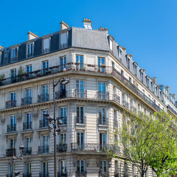 Párizs, tipikus homlokzat és utca, gyönyörű épület Pigalle - Fotó, kép