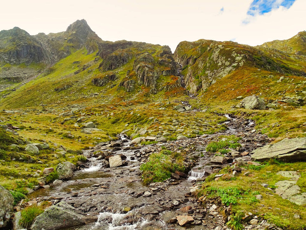 A svájci Toma-tavat tekintik a Rajna forrásának, az első néhány kilométerben egy kis patakként folyik lefelé a sziklákon.. - Fotó, kép