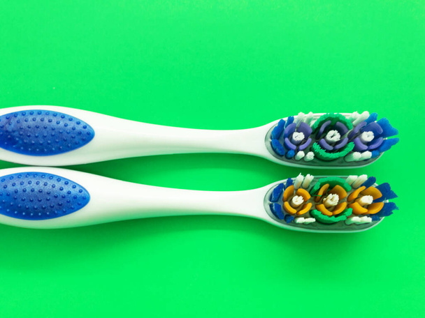 Cepillos de dientes aislados sobre un fondo verde. Cepillos de dientes para el cuidado de la salud. Cepillos de dientes profesionales. Kit de cuidado oral
. - Foto, Imagen