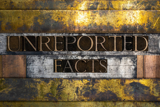 Foto de letras tipográficas auténticas reales que forman texto de hechos no reportados sobre fondo de cobre y oro grunge plateado texturizado vintage
 - Foto, imagen