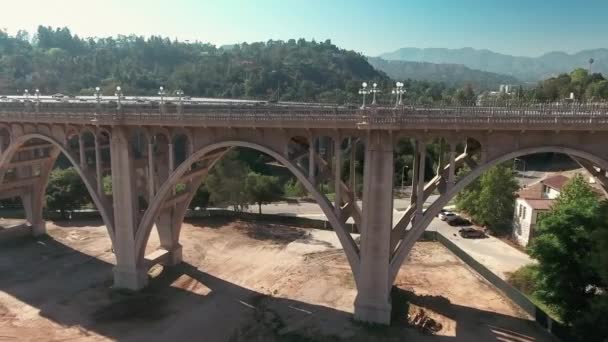 Tráfico cruzando el Puente Colorado, Pasadena, California, vista aérea
 - Metraje, vídeo