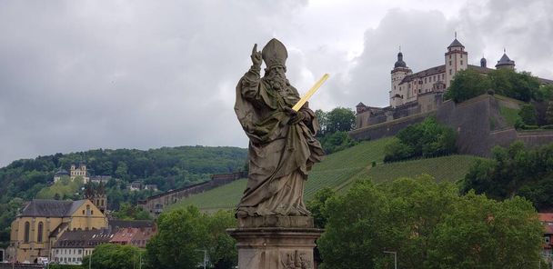Saint Killian de Wuerzburg Allemagne devant la forteresse Marienberg
 - Photo, image
