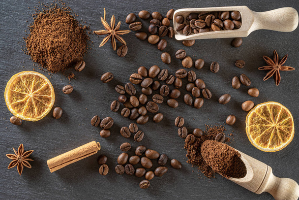 Espresso kávébab egy csésze sötét koffein reggeli fekete kávézó étel vagy ital háttér. Reggeli energia koncepció és vidámság vagy esti frissítő. Fénymásolás, felülnézet. - Fotó, kép
