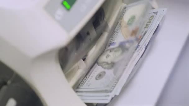 Maszyna obliczeniowa liczy banknoty tysiąca dolarów. 100 dolarów - Materiał filmowy, wideo