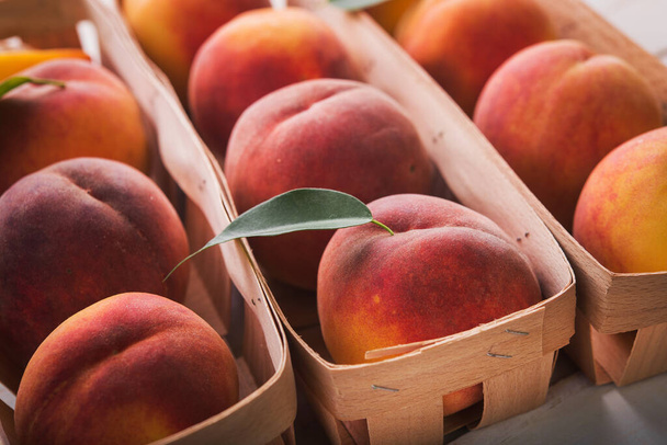 фото соковитих персиків в дерев'яному кошику
 - Фото, зображення