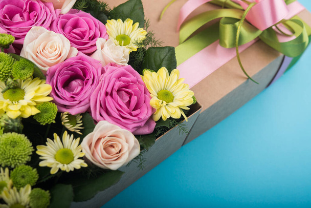 красивая подарочная коробка с цветами. свадебное украшение аксессуар. голубой фон
 - Фото, изображение