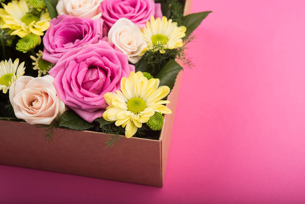 ピンクの背景のギフトボックスの新鮮なバラ - 写真・画像