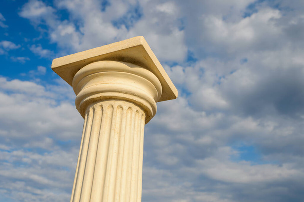 колонна против неба
 - Фото, изображение