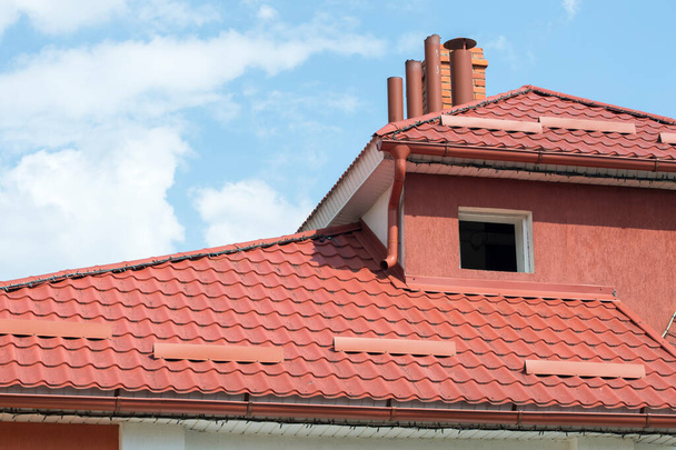 Pencereli kırmızı kiremit çatı - Fotoğraf, Görsel