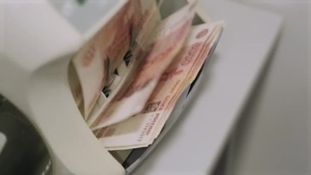 Hesaplama makinesi Rus banknotlarını sayıyor.  - Video, Çekim