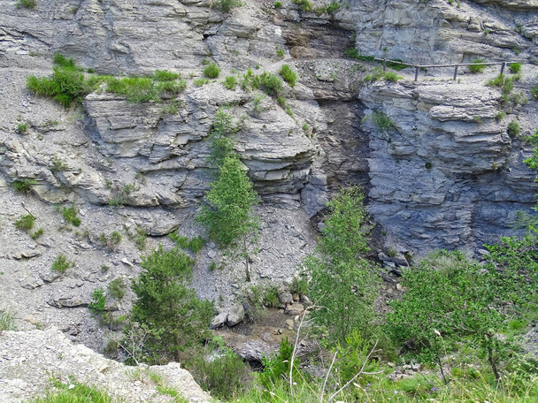 Les Gorges de Saint Pierre dans les contreforts alpins de la Provence française est une expérience formidable pour les randonneurs avec des nerfs forts. Ce n'est pas vraiment dangereux d'aller dans cette direction, le chemin est toujours assez large
. - Photo, image
