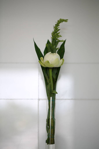 petit bouquet avec un lis - Photo, image