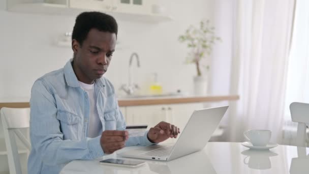 Fallimento di pagamento online sul computer portatile per l'uomo africano a casa
 - Filmati, video