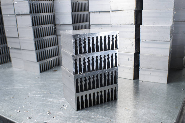 kovové radiátory na stole - Fotografie, Obrázek