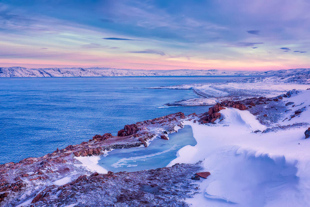 Zmrzlé jezero a pobřeží Barentsova moře v zimě při západu slunce. Teriberka, Murmanská oblast, poloostrov Kola. Rusko - Fotografie, Obrázek