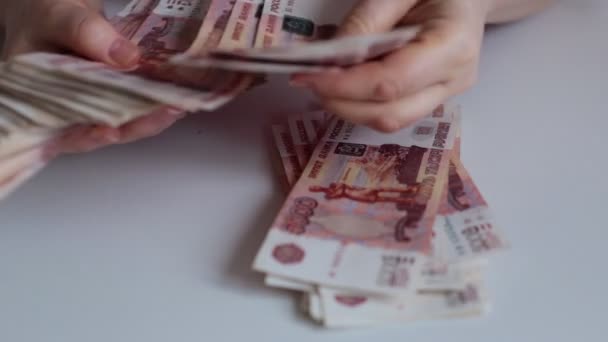 набір щойно надрукованих російських банкнот 5000 рублів - Кадри, відео