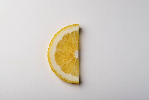 tranche de citron vert sur fond blanc - Photo, image