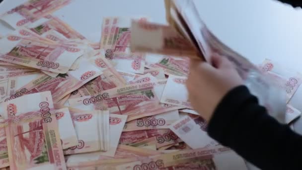 sada čerstvě vytištěných ruských bankovek 5000 rublů - Záběry, video