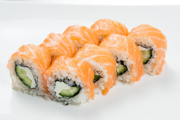 Sushi-Rollen mit Lachs und Gurken - Foto, Bild