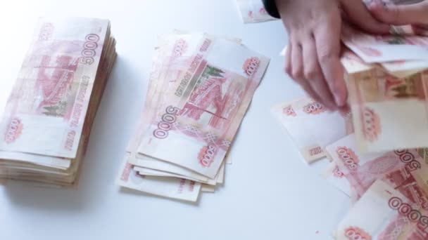 набір щойно надрукованих російських банкнот 5000 рублів - Кадри, відео