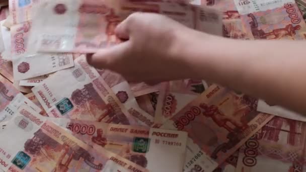 Satz frisch gedruckter russischer Scheine 5.000 Rubel - Filmmaterial, Video