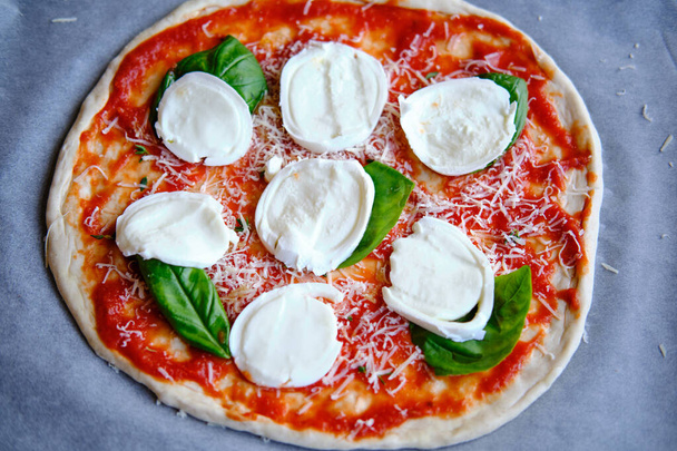 Hacer pizza de margherita en casa
 - Foto, imagen