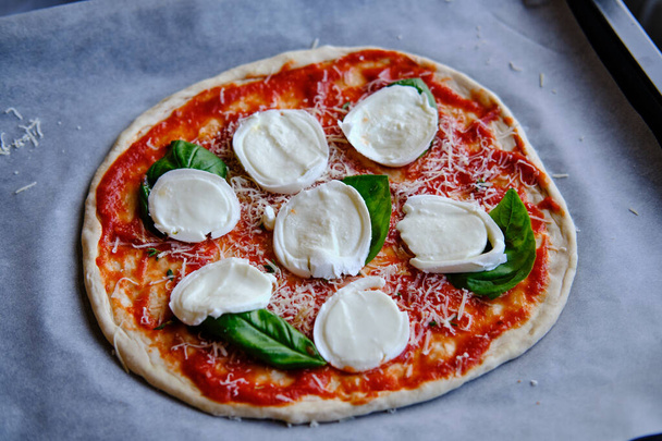 Margherita-Pizza zu Hause zubereiten - Foto, Bild