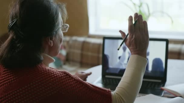 interaktives Training, attraktive, fröhliche alte Frau in Ausbildung mittels Videokommunikation - Filmmaterial, Video
