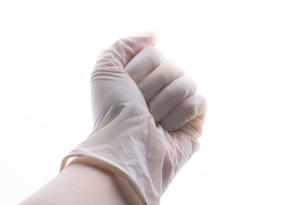 Védő steril latex kesztyű. Kesztyű a kézben. Coronavirus COVID-19 világjárvány koncepciója - Fotó, kép