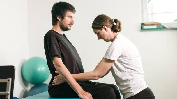Physiotherapist with disabled person - Zdjęcie, obraz