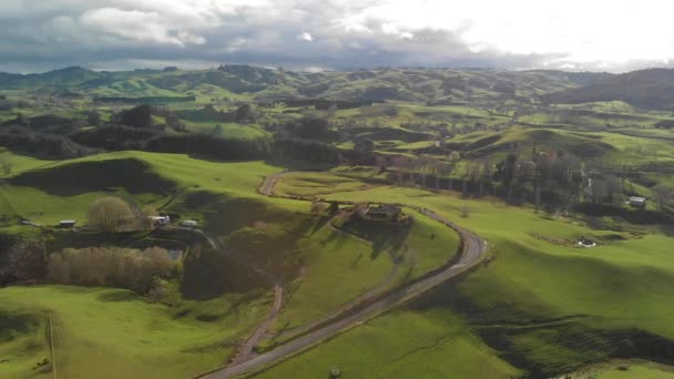 Район хоббитона в Матамата, Новая Зеландия. Воздушный панорамный вид на красивые холмы с точки зрения дронов
 - Кадры, видео