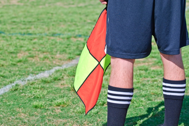 Árbitro de fútbol con bandera
 - Foto, imagen