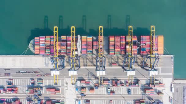 Hyperlapse timelapse Aerial view of international port with Crane loading containers in import export business logistics. průmyslový logistický přístav. Kontejnerová loď v průmyslovém přístavu. záznam B roll. - Záběry, video