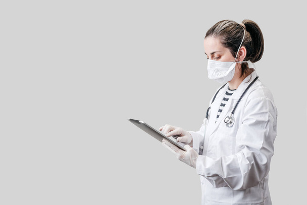 médico sosteniendo un comprimido sobre un fondo blanco
 - Foto, Imagen