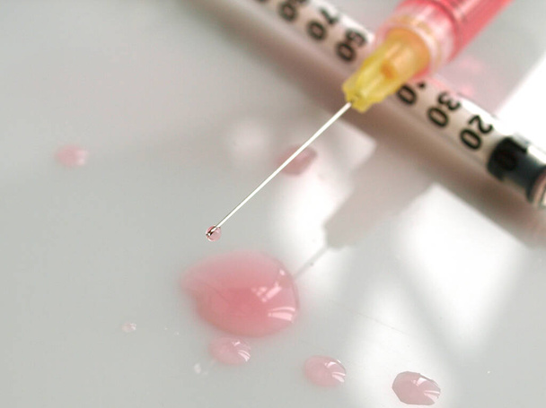Concepto de medicamento Antobiotics: primer plano de la aguja de la jeringa cargada con medicamentos
      - Foto, Imagen