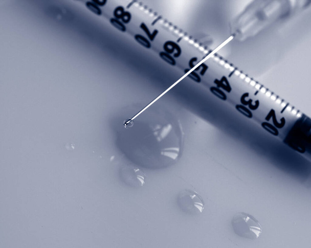 Concepto de medicamento Antobiotics: primer plano de la aguja de la jeringa cargada con medicamentos
      - Foto, Imagen