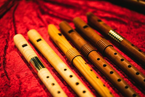 Historisches Instrument der Alten Musik - Sechs Barockblockflöten mit rotem Hintergrund - Foto, Bild