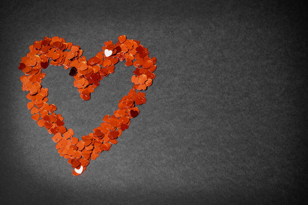 big heart, side view, copy space on a black-gray background with red hearts, blank for valentines day - Фото, изображение