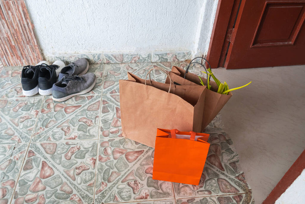 家に食料が残っている紙袋。オンラインで買う。社会的距離の概念 - 写真・画像