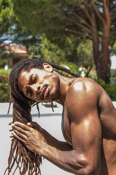 jovem muscular preto homem com longos dreadlocks
 - Foto, Imagem