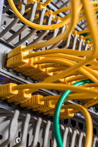 Sunucuları veri kablosu internetine bağla - Fotoğraf, Görsel