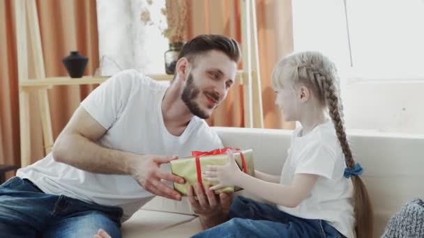 Surprised Father receiving gift box from daughter - Πλάνα, βίντεο