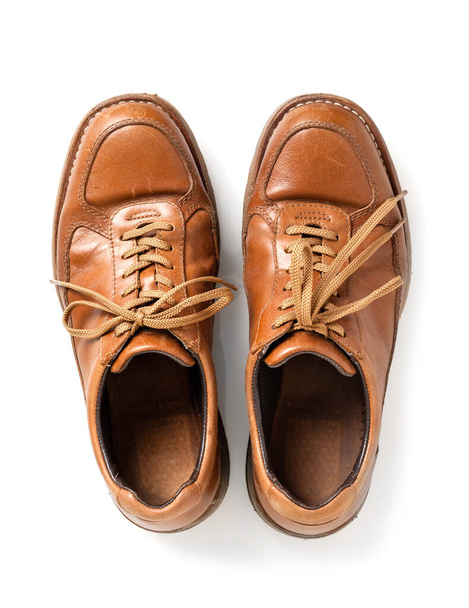 staré hnědé kožené boty pro muže nad bílým pozadím - Fotografie, Obrázek