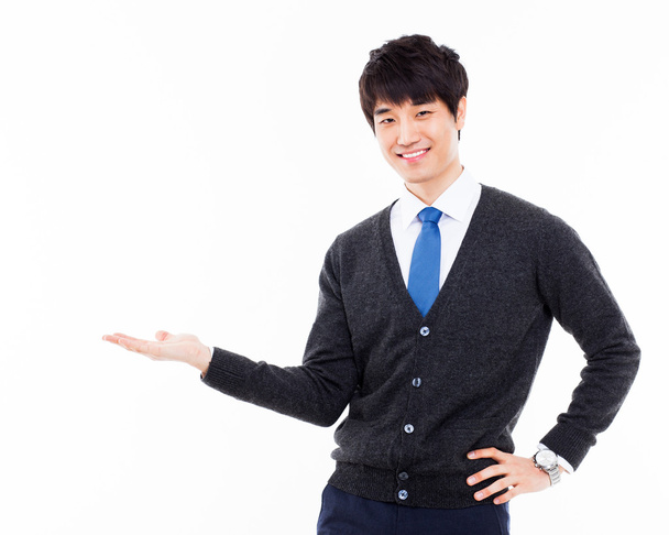 jonge Aziatische zakenman tonen iets - Foto, afbeelding