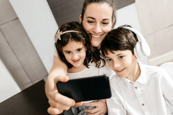 Un gruppo di persone in posa per la telecamera. Maturo madre con i suoi figli prendendo un selfie wih facce divertenti
 - Foto, immagini