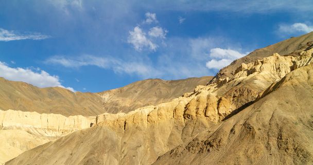 Picturesque lifeless mountain landscape on a section of the Leh-Kargil route in the Himalayas in the vicinity of the Buddhist monastery Lamayuru (Ladakh, India). Steep slopes, rocks erosion - Foto, Imagem