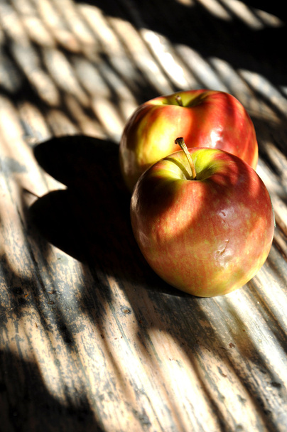 κόκκινα μήλα σε ρουστίκ φόντο - Φωτογραφία, εικόνα
