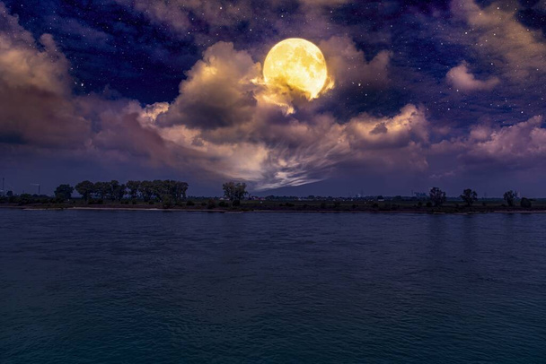 Pełnia księżyca w chmurze, tło spokoju i pacyfikacji - Zdjęcie, obraz